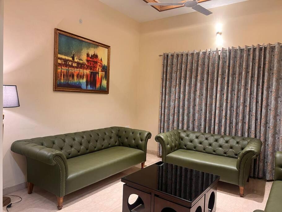 5Bhk Home Away From Home At Ranjit Avenue 암리차르 외부 사진