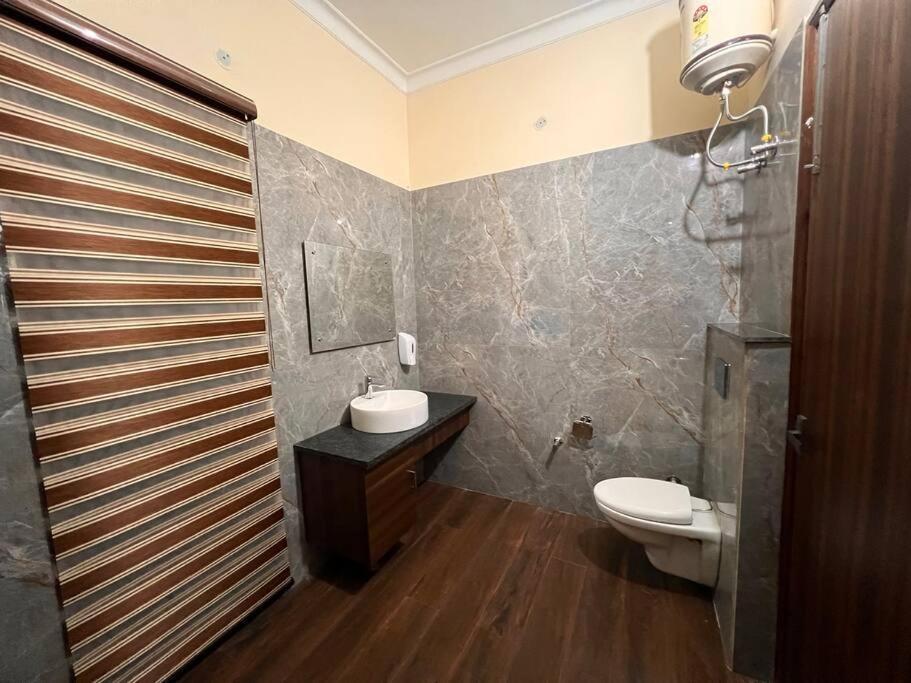 5Bhk Home Away From Home At Ranjit Avenue 암리차르 외부 사진