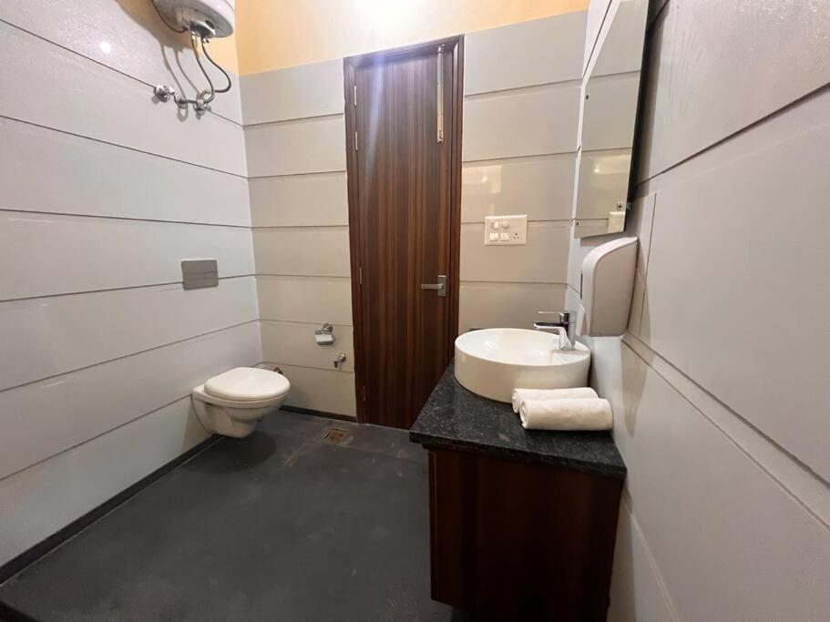 5Bhk Home Away From Home At Ranjit Avenue 암리차르 외부 사진
