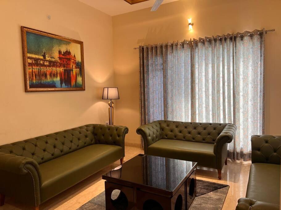 5Bhk Home Away From Home At Ranjit Avenue 암리차르 외부 사진