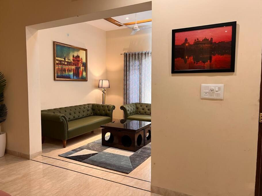 5Bhk Home Away From Home At Ranjit Avenue 암리차르 외부 사진