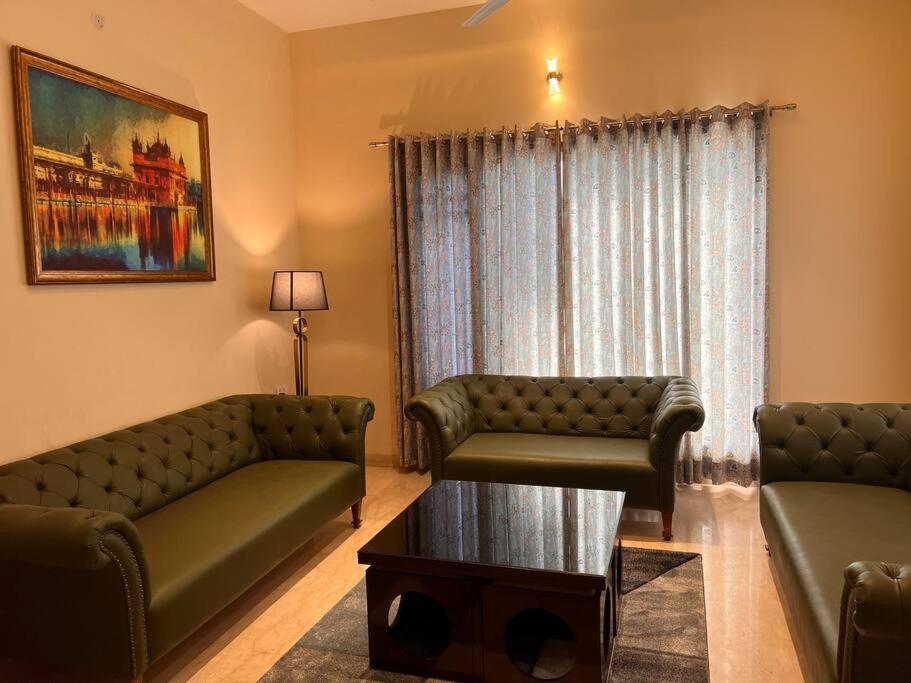 5Bhk Home Away From Home At Ranjit Avenue 암리차르 외부 사진