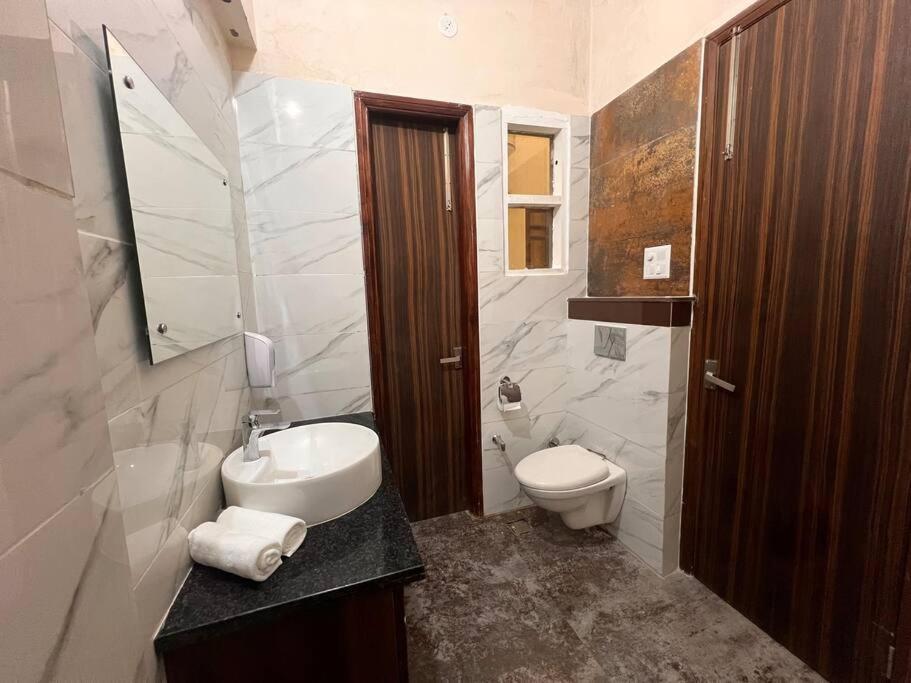 5Bhk Home Away From Home At Ranjit Avenue 암리차르 외부 사진