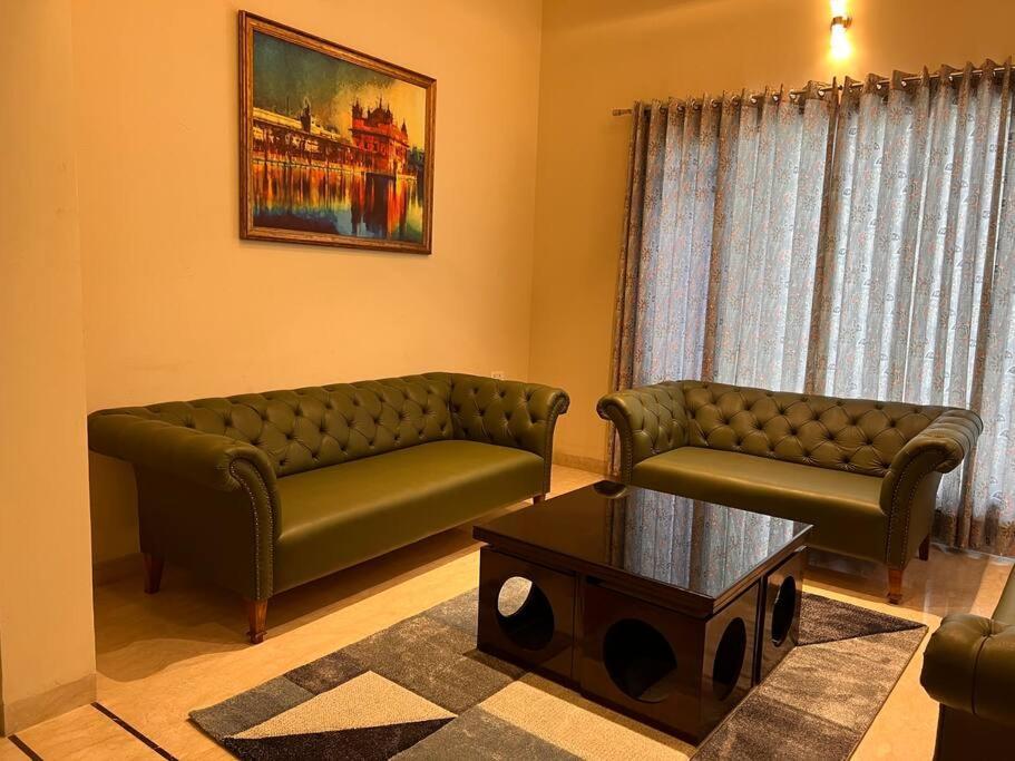 5Bhk Home Away From Home At Ranjit Avenue 암리차르 외부 사진