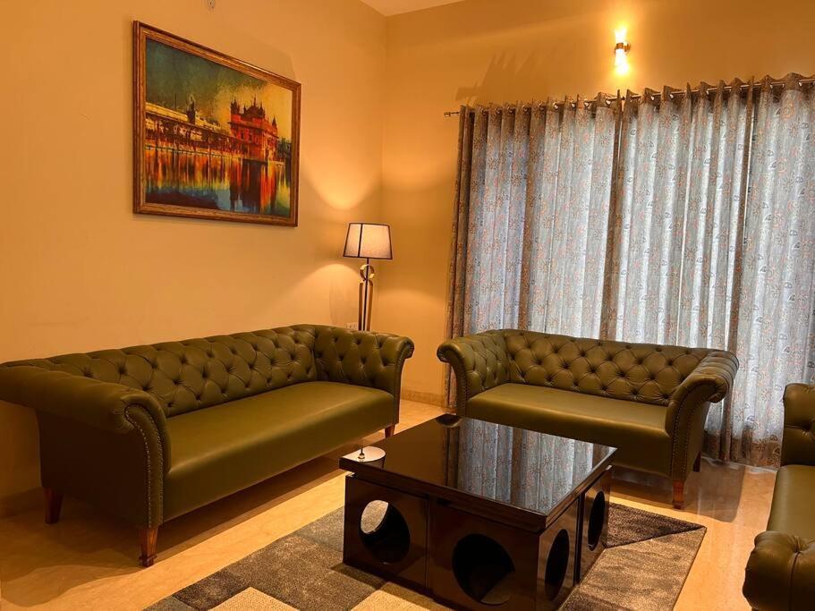 5Bhk Home Away From Home At Ranjit Avenue 암리차르 외부 사진