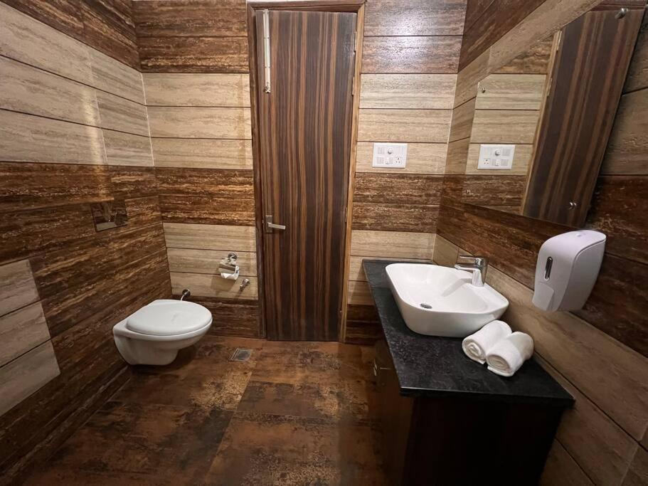 5Bhk Home Away From Home At Ranjit Avenue 암리차르 외부 사진