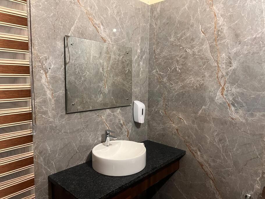 5Bhk Home Away From Home At Ranjit Avenue 암리차르 외부 사진